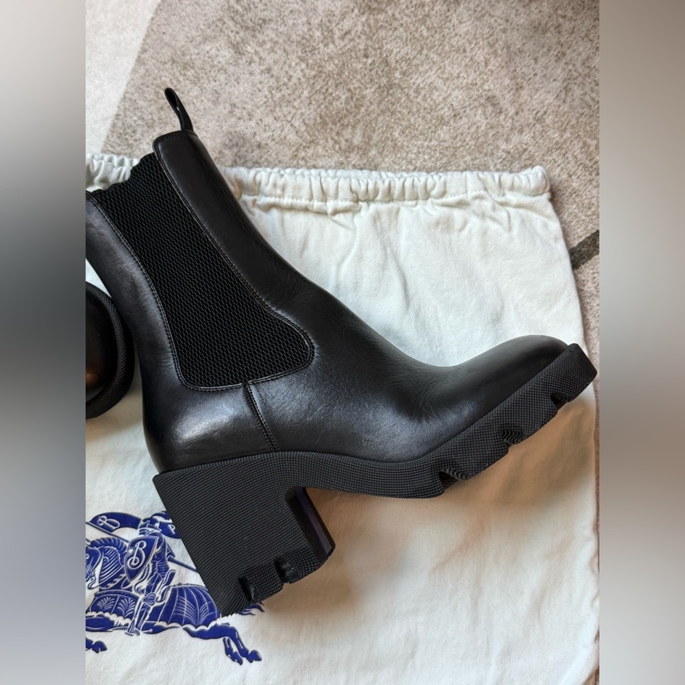 Burberry Elasticated-Panel Leather Boots Size 37 - image 1